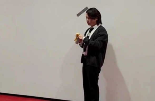 Голодный студент съел в музее арт-объект в виде банана на стене